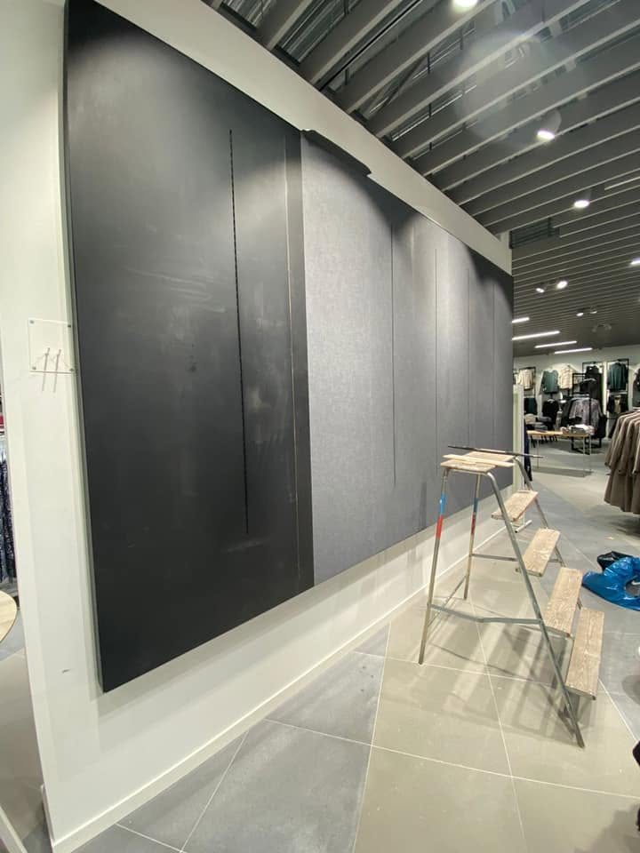 Svart butiksvägg i klädbutik under arbete