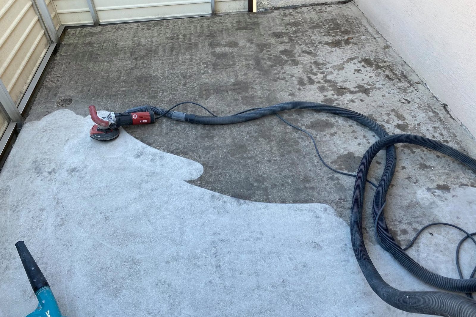 Betonggolv som slipas, gammal färg borttagen